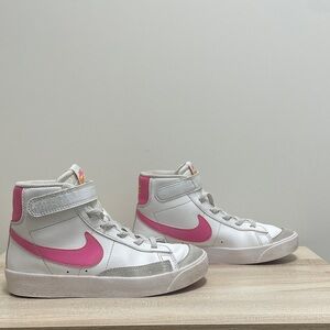 Nike Blazer Mid ‘77 Summit White    Youth High Top / White Sneakers